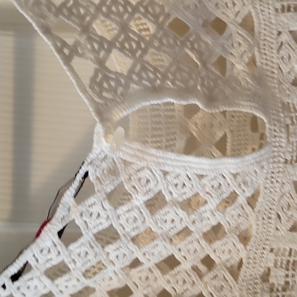 Ladies boutique style cream overlay, size medium, beautiful lace cut - Picture 5 of 5